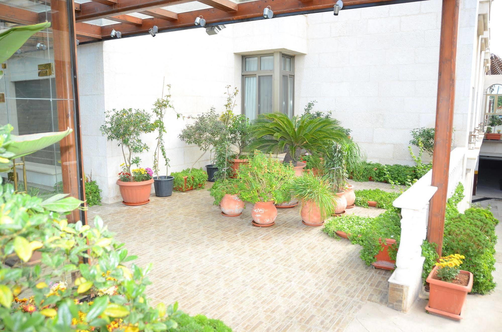 Jad Hotel Suites Amman Buitenkant foto